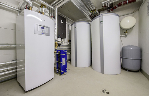 Neben dem Gas-Brennwertgerät Cerapur 9000i und der Erdwärmepumpe Supraeco 
(links) ließen die Hauseigentümer auch einen Wärmepumpen-Pufferspeicher 
sowie zwei Pufferspeicher für die Heizungswärme installieren.


 - © Junkers Bosch

