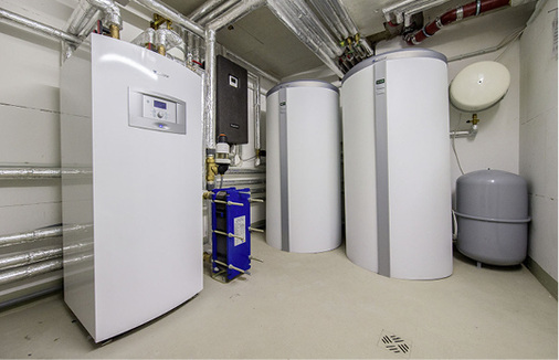 Neben dem Gas-Brennwertgerät Cerapur 9000i und der Erdwärmepumpe Supraeco 
(links) ließen die Hauseigentümer auch einen Wärmepumpen-Pufferspeicher 
sowie zwei Pufferspeicher für die Heizungswärme installieren.


