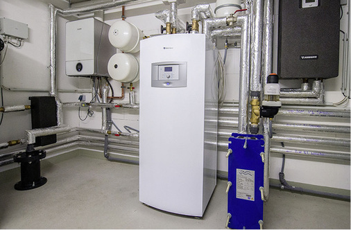 Die Erdwärmepumpe Supraeco (Bildmitte) und die wandhängende 
Gas-Brennwertheizung Cerapur 9000i (links) erzeugen sparsam und nachhaltig 
Wärme und Warmwasser in dem Kölner Mehrfamilienhaus.


