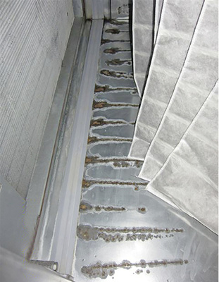 
Bild 1: Durch linienförmigen Kontakt korrodierter Filterkammerboden

