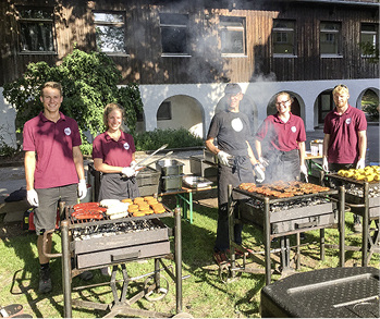 Die WDL-Crew hat uns fleißig mit Grillgut versorgt.


