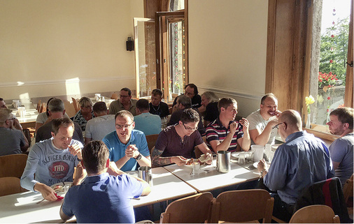 
Das recht einfache Frühstück wurde in der Burg eingenommen, die 500 m vom 
Schloss ebenfalls direkt am See liegt.

