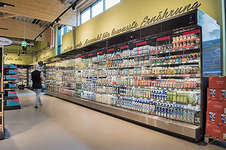 
Perfekte Warenpräsentation ohne Türrahmen: Das TectoDeck MD4 Leho von 
Viessmann wirkt dank der Smart-Access-Türen besonders einladend.

