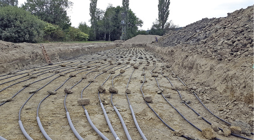 
Aus rund 6-km-Rohren, die auf einer Fläche von 2500 m2 in 1,50 m Tiefe 
verlegt sind, beziehen die Wärmepumpen ihre Energie.

