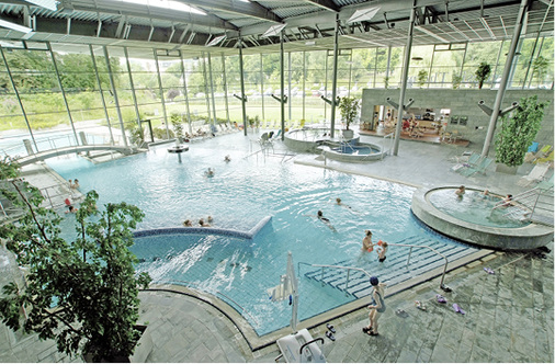 
Mit der mittels Wärmepumpen zurückgewonnenen Energie werden nun das große 
Innenbecken und das Außenbecken der Ardesia-Therme erwärmt, wodurch eine 
Reduzierung des Gasverbrauchs um etwa 40 Prozent erreicht wird.

