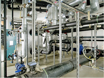 
Links im Bild die Wärmeübertrager, über welche die Wärme an die Innen- 
und Außenbecken übertragen wird.

