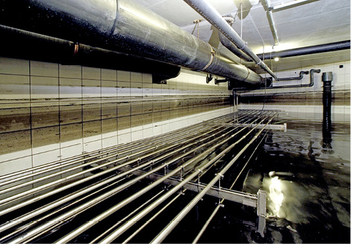 Absetzbecken mit 29 °C warmem Rückspülwasser aus der Filteranlage. Es 
gibt vor dem Abfluss seine Wärmeenergie über einen Wärmeübertrager im 
Becken an den Kältekreislauf der Wärmepumpe ab.


 - © Glen Dimplex

