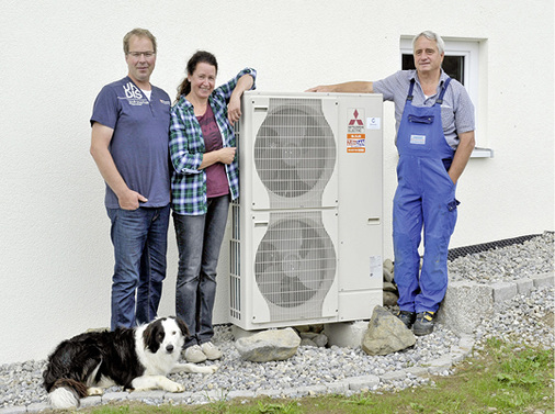 Hubert und Luzia Schmid haben sich unter anderem aufgrund des ökologischen Aspekts für die Luft/Wasser-Wärmepumpe entschieden. Edmund Gresser (r.) und sein Team haben die Anlage installiert. - © Mitsubishi Electric

