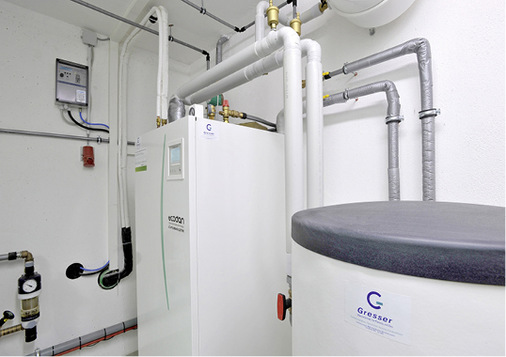 Das Innenmodul der Wärmepumpenanlage und der Pufferspeicher befinden sich im Hauswirtschaftsraum. - © Mitsubishi Electric

