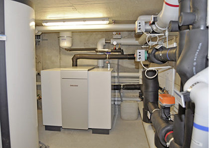 
Die Sole/Wasser-Wärmepumpe von Stiebel Eltron in diesem Technikraum sorgt 
für die Beheizung des darüber liegenden Hauses.

