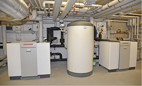 
Ein Technikraum des zweiten Bauabschnitts. Diese Wärmepumpen versorgen 
gleich mehrere Wohneinheiten mit Wärme und sind über das ISG 
(Internet-Service-Gateway) auch aus der Ferne zu warten.

