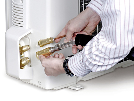 
Rasche Montage ermöglicht bei den Klimageräten der Serie BL das 
Anschluss-Set mit Schnellkupplungen.

