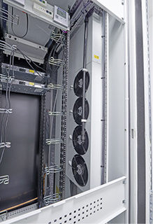 
Die Kühllösung LCU DX (Liquid Cooling Unit) von Rittal bietet als 
Split-Kühlgerät eine kältemittelbasierende Schrankkühlung und ist in den 
Leistungsklassen bis 3 und bis 6,5 kW lieferbar.

