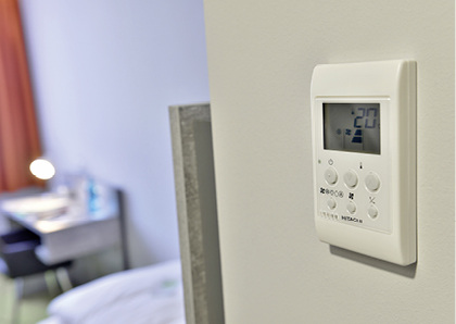 
Eine an ein zentrales Gebäudemanagementsystem angeschlossene 
Kabelfernbedienung für individuelle Komfortklima-Steuerung

