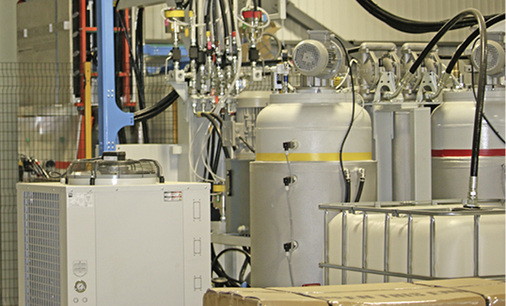 
Hochdruck-Polyurethanschaum-Einspritzsystem für die Isolierung der 
Kühlvitrinen; die Abbildung zeigt die beiden Behälter für die zwei 
Schaumkomponenten.

 - © MTL Technologies

