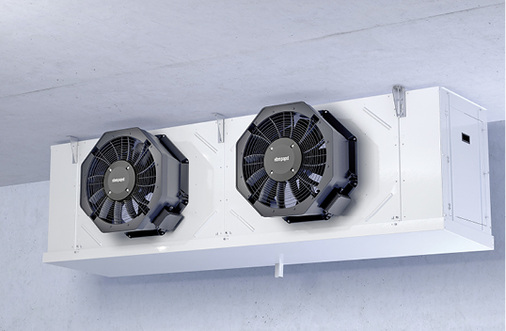 
Bild 2: Axialventilatoren in Verdampfern müssen einiges aushalten. Der 
Einsatz auf der kalten Seite des Kühlkreises ist alles andere als 
technikfreundlich.

