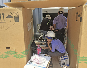 
Ein Karton dient als Sonnenschutz

