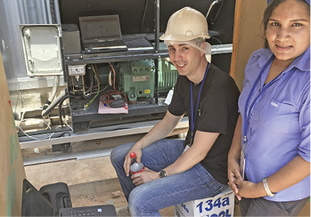 
Jan Grübel vom Bitzer Headquarter und Prasadini Thamel, Ingenieurin bei der 
Iceman Group of Companies

