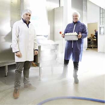 
Ein gutes Dreieck“: Yilmaz Dag (links) und Key Account Manager Günter 
Spieker von Linde vor dem Froster

