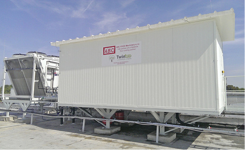 
Die Einhausung für die zusätzliche, dezentrale Kältezentrale und die 
Verflüssiger musste aus Platzgründen nachträglich auf dem Dach genau über 
der Produktion platziert werden.

