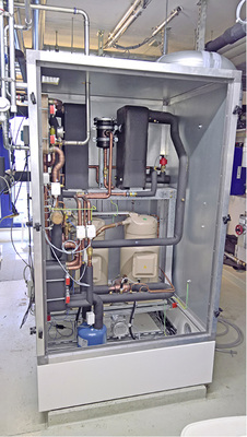 
Die mit Propan betriebene Kältemaschine ist für die Raumklimatisierung vor 
allem im Sommer zuständig.

