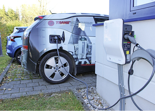 
Der mit der PV-Anlage erzeugte Strom wird auch zum Laden der Batterien von 
E-Fahrzeugen genutzt.

 - © Trane Roggenkamp / Veit Schlembach

