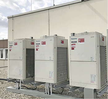 
Drei auf dem Dach aufgestellte 3-Way-Außeneinheiten von Panasonic sorgen 
für ein angenehmes Raumklima.

