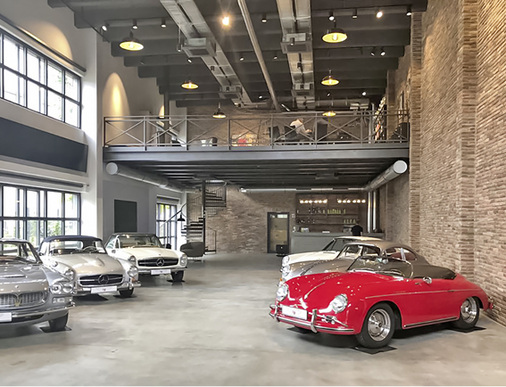 
Fast unsichtbare Kassettengeräte in dem Ausstellungsraum der Klassik Garage 
Kronberg

