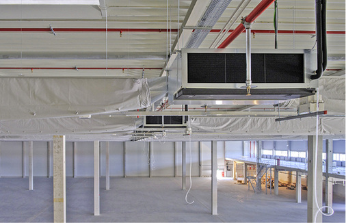 
Die Halle wurde vor Errichtung der Lagerregale mit 32 Innengeräten 
ausgestattet.

