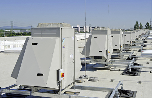 
Die auf dem Dach installierten Außengeräte von Daikin sorgen für konstante 
Temperaturen in der Lagerhalle.

