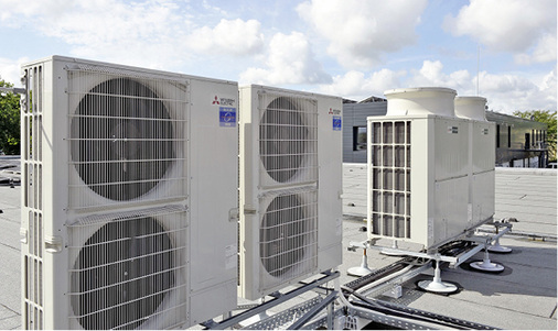 
Die Konditionierung der Außenluft erfolgt über eine Kaskade aus zwei Mr. 
Slim Außeneinheiten (im Vordergrund), die mit zwei Anschlusskits an die 
Wärmeübertrager der Lüftungsanlage angebunden sind.

