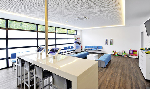 
In den Wartezimmern erfolgt die Klimatisierung mit 4-Wege-Deckenkassetten aus 
der PLFY-Serie. Um die Frischluftversorgung zu gewährleisten, kommen 
dezentrale Lossnay-Lüftungsgeräte zum Einsatz.

