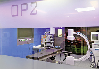 
Mit der vom übrigen Praxisbetrieb entkoppelten Frischluft- und 
Wärmeenergieversorgung für den OP-Bereich wird die größtmögliche 
Luftreinheit in diesem Bereich gewährleistet.

