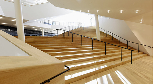 
Im Brandfall hält eine Treppenhausdruckbelüftung die Fluchtwege des 
Gebäudes rauchfrei.

