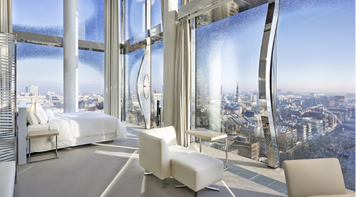 
Durch die besonders flachen Zwischendecken verfügen die Zimmer und Suiten 
des Hotels über eine große Raumhöhe, die einen eindrucksvollen Ausblick 
auf Stadt und Hafen ermöglicht.

