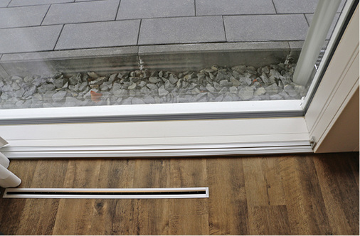 
Luftführung vor den Glasflächen am Boden

