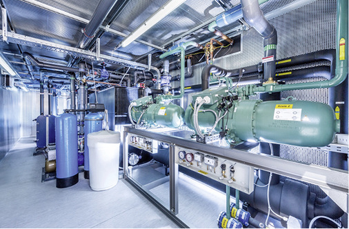 
Zu den Energiesparmerkmalen der Anlage gehören eine gleitende 
Kondensationstemperaturregelung, eine Winterentlastung und 
Wärmerückgewinnung.

