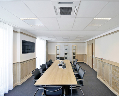 Die Räume werden größtenteils über 4-Wege-Deckenkassetten klimatisiert.


