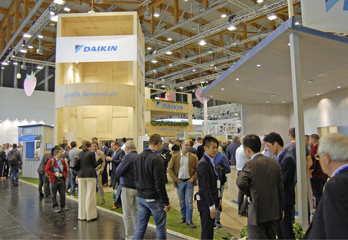 (Bild: SI)

Daikin erregte zum wiederholten Male auf der Chillventa Aufmerksamkeit durch 
seine außergewöhnliche, vollständig recycelbare Standgestaltung – 
diesmal in Form überdimensionaler Erdbeer-Körbe und Obststeigen.

