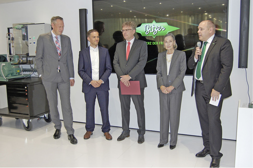 (Bild: SI)

Verleihung des Valerius-Füner-Preises am Bitzer-Stand: Ingo Smit (The 
Schaufler Foundation), Preisträger Patrick Horn, Prof. Michael Arnemann (HS 
Karlsruhe), Christiane Schaufler-Münch (Bitzer) und Rainer Große-Kracht 
(Bitzer) (v.l.).

