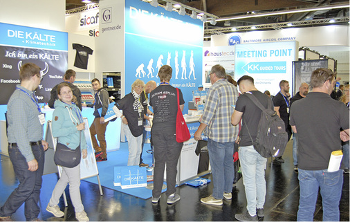 (Bild: SI)

Viel Betrieb gab es rund um die Uhr am KK-Stand im Zentrum der 
Kältetechnik-Halle 7 - als beliebter Treffpunkt der Kälten“.

