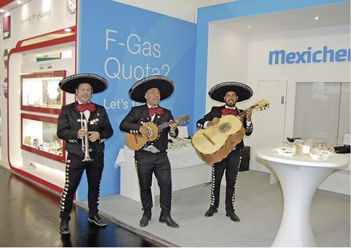 (Bild: SI)

Sie ließen es am Mexichem-Stand in Halle 7 richtig krachen – die drei 
Gauchos aus Mexiko machten Stimmung mit südamerikanischen Klängen.

