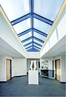 
Der Einsatz von 4-Wege-Deckenkassetten ist aufgrund der Ausstattung mit 
Oberlichtern teilweise nicht möglich gewesen.

