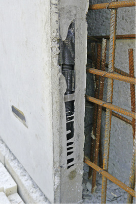 Klima-Wandelement vor dem Betonieren. Das Detail, dem höchste Aufmerksamkeit 
gilt: Der freiliegende Anschluss der Rohrschlangen.


