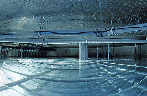 
Blick in das Innere eines individuell gebauten Eisspeichers – hier im 
vereisten Zustand.

