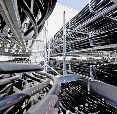 
Die Solar-Luftabsorber des Freizeitzentrums bestehen aus insgesamt 33 km 
witterungsbeständigem PE-Rohr und nutzen die Wärme aus Sonne und 
Umgebungsluft.

