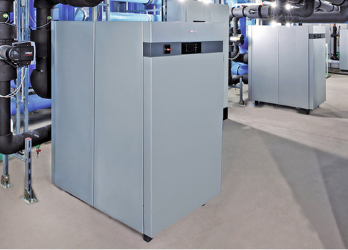 Zwei Wärmepumpen Vitocal 300-G Pro mit je 111 kW Leistung. Rechts im 
Hintergrund ein Spitzenlastkessel Vitocrossal 300. Eine weitere Wärmepumpe 
Vitocal 300-G Pro mit 150 kW ist in einem anderen Gebäudeteil 
installiert.


