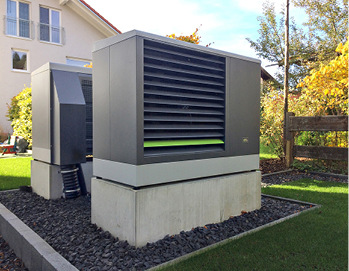 Platziert wurde die Luft/Wasser-Wärmepumpe zusammen mit einem baugleichen 
Gerät, welches die zweite Hälfte des Doppelhauses beheizt, auf einem 
Betonfundament im Garten.


