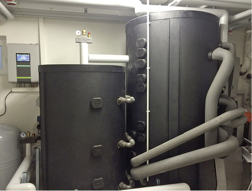 Gespeichert wird die thermische Energie der Wärmepumpe und des Holzofens im 
Schichtenpufferspeicher (Inhalt 1250 Liter) und einem Beistellspeicher 
(Inhalt 600 Liter).


