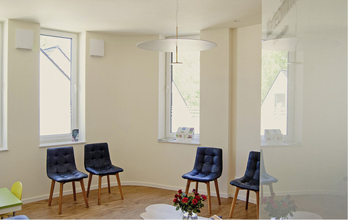 Daneben wurde auch das Wartezimmer mit den Lüftungsgeräten ausgestattet


